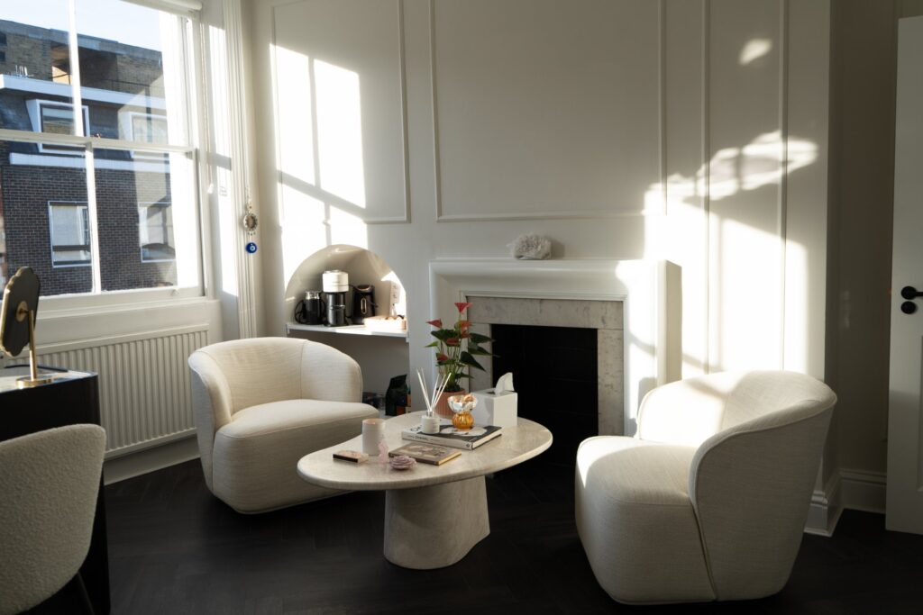 The consultation lounge at AESKN, 96 Harley Street